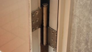 ドアの開け閉めがギーギーうるさい！場合の対処方法〜窓助マメ