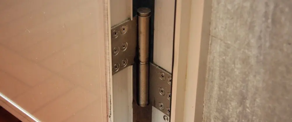 ドアの開け閉めがうるさいのはなぜですか？
