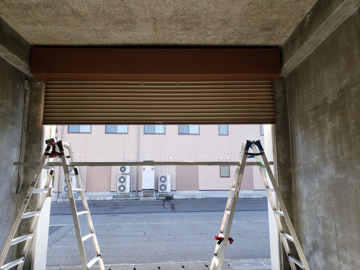 開け閉めラクラク！電動シャッター取付工事　in 小千谷市の施工事例