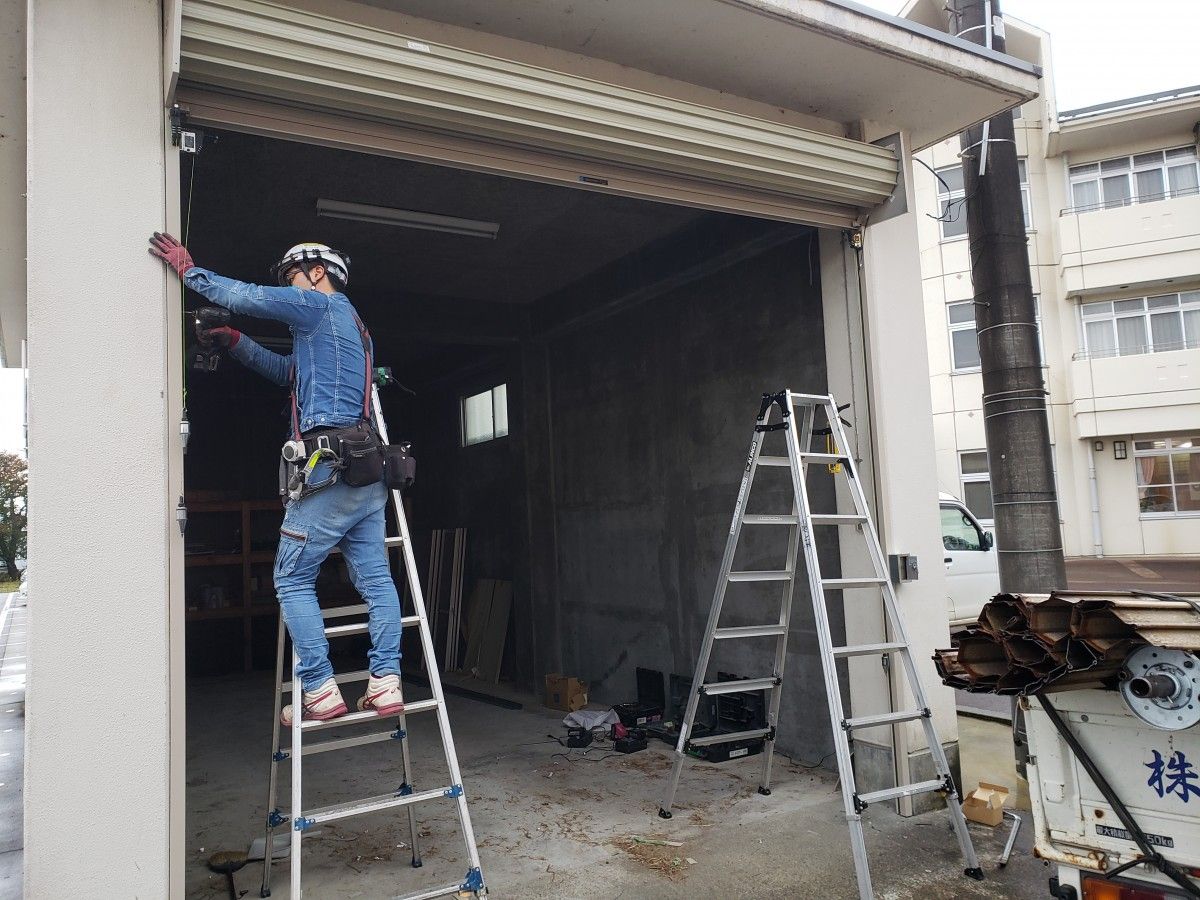 開け閉めラクラク！電動シャッター取付工事　in 小千谷市の施工事例