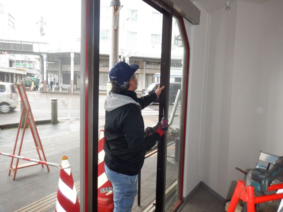 フロント自動ドアを片開ドアへ in 長岡市の施工事例