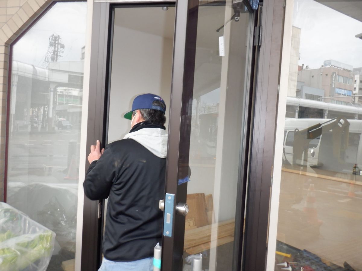 フロント自動ドアを片開ドアへ in 長岡市の施工事例