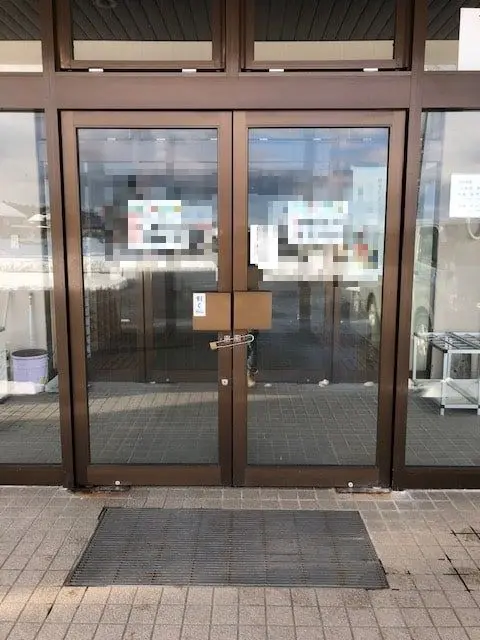 開閉がし難くなった施設のフロントドア