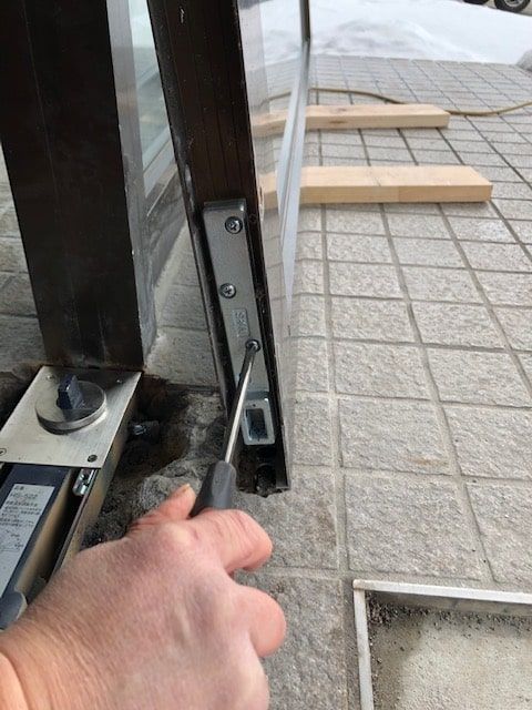 フロントドア フロアヒンジ取替 in 三条市の施工事例