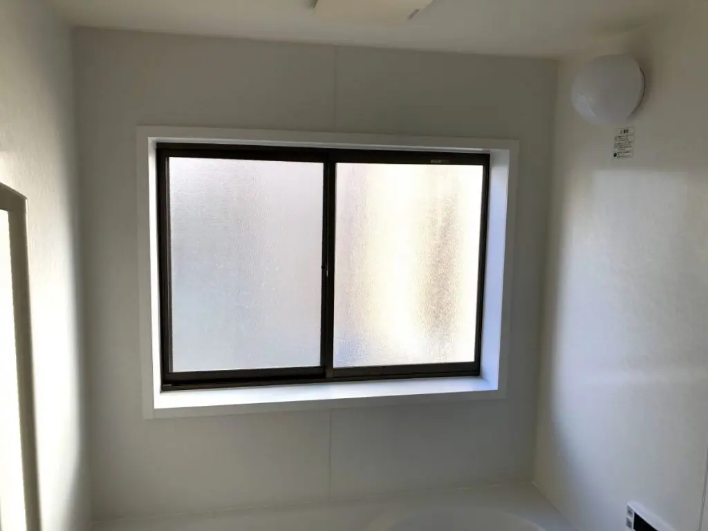 アルミサッシの単板ガラスの窓で寒かった浴室