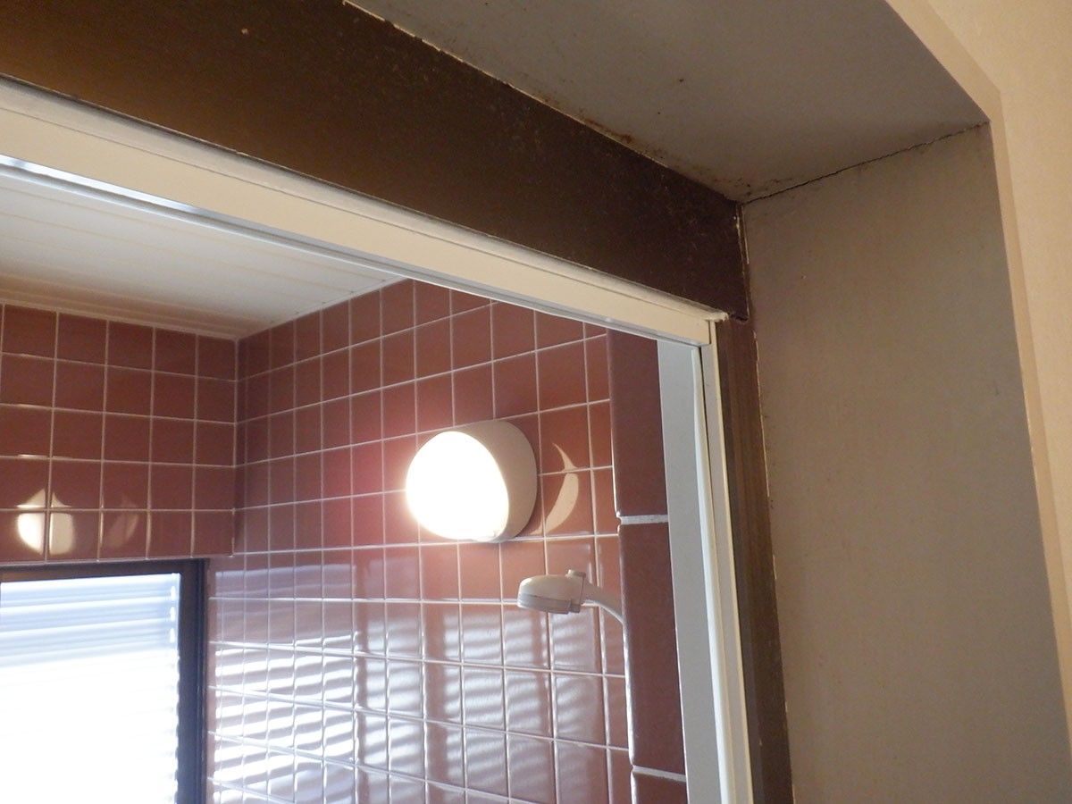 お風呂の入口戸の取替と風通し対策　in 三条市旭町の施工事例