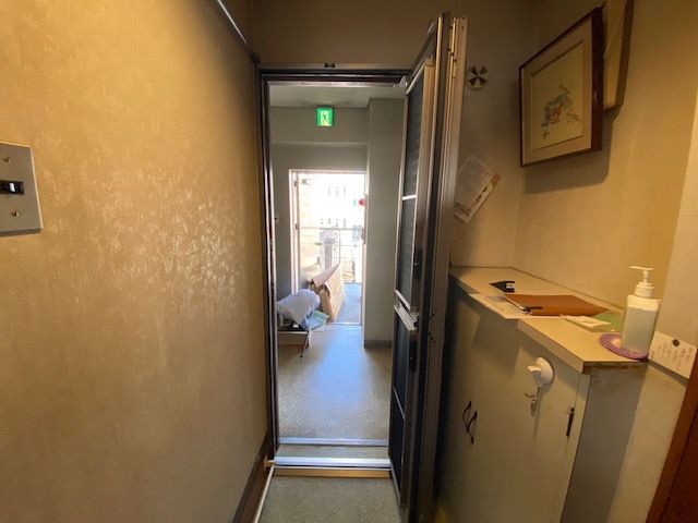 玄関ドア用ルーバー網戸の施工事例