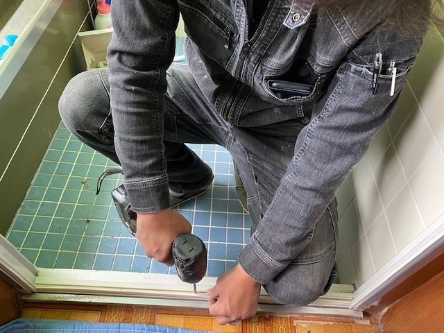 古くなってしまった浴室戸 かんたんに新品へ取替！ in 小千谷市の施工事例