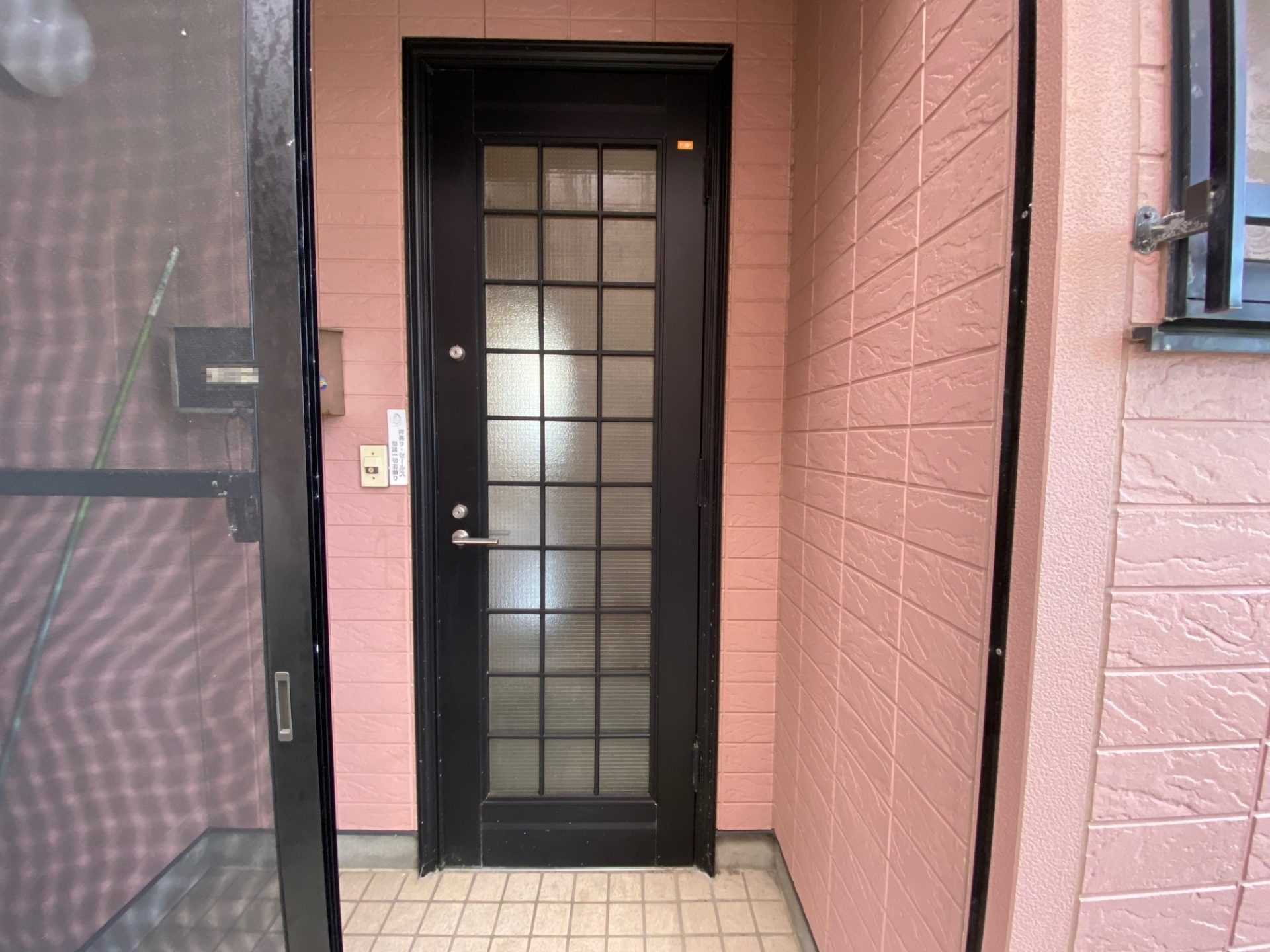 燕市で玄関と勝手口の同時交換～ドア部分を断熱対策の施工事例