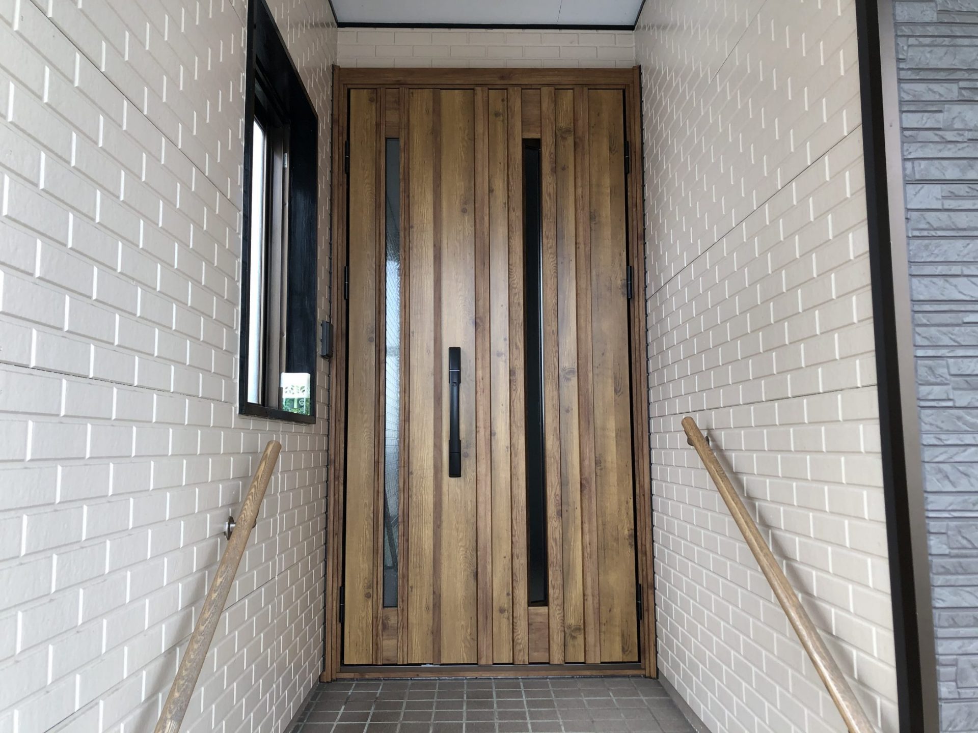 小千谷市　モダンな木調デザインの玄関へリフォームの施工事例