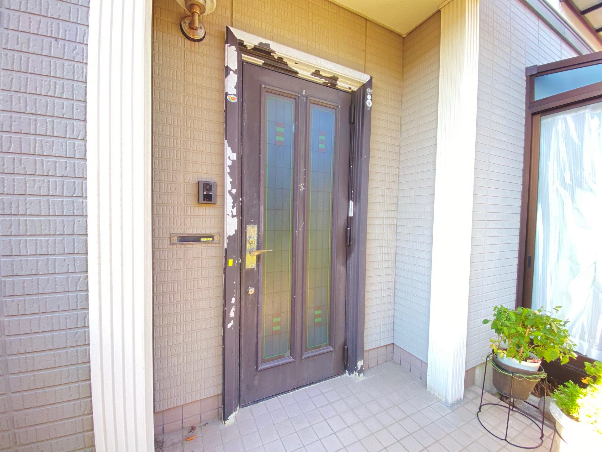 新潟市　1日の工事で重厚感がある玄関ドアへリフォームの施工事例