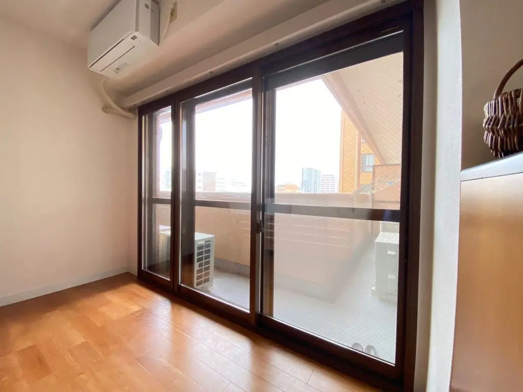 内窓設置で冷暖房の効率が良くなったマンションの部屋