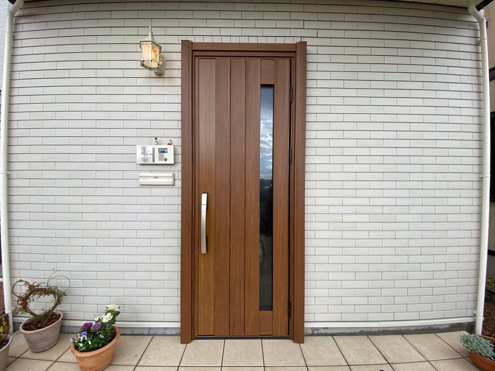 燕市　防犯性能も高い新しい玄関ドアの施工事例