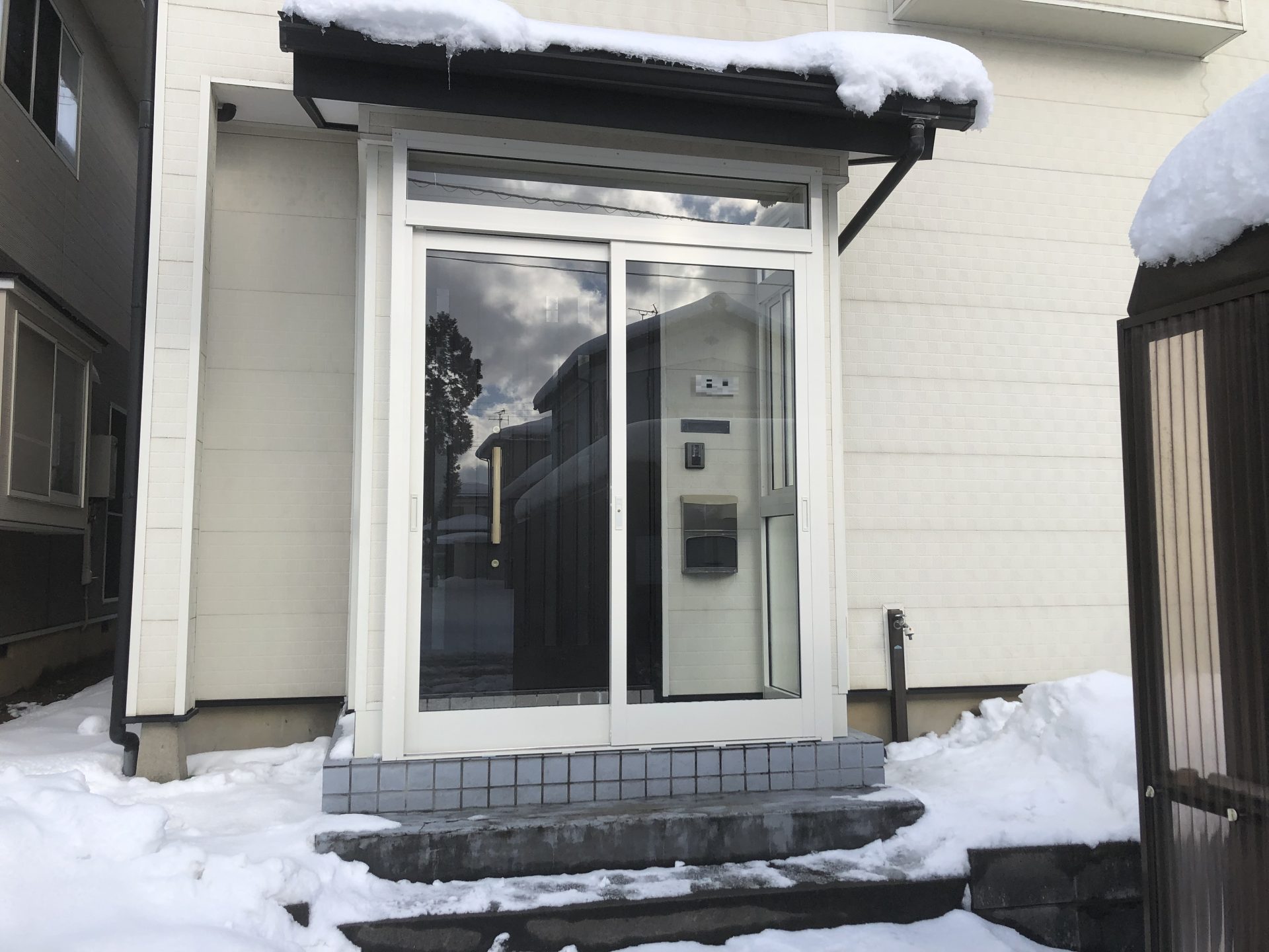 長岡市　雪から玄関を守る風除室の施工事例