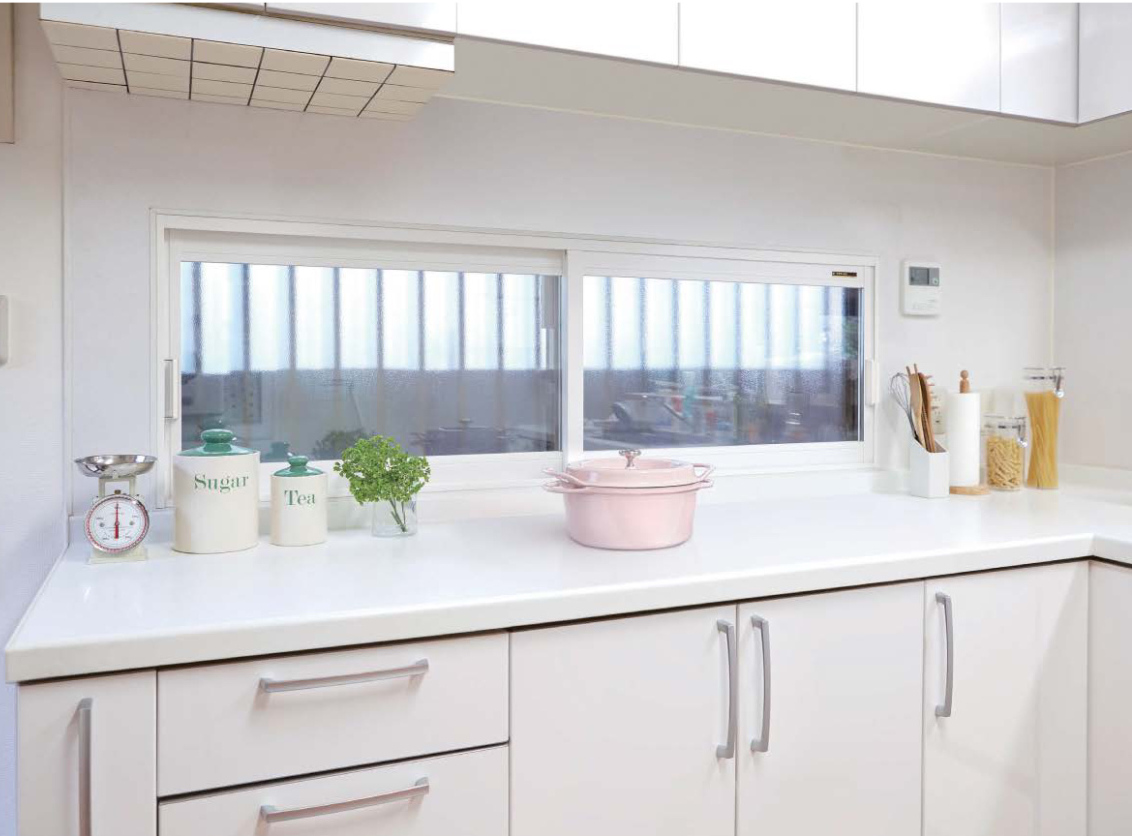 キッチンには清潔感のある白いサッシの内窓