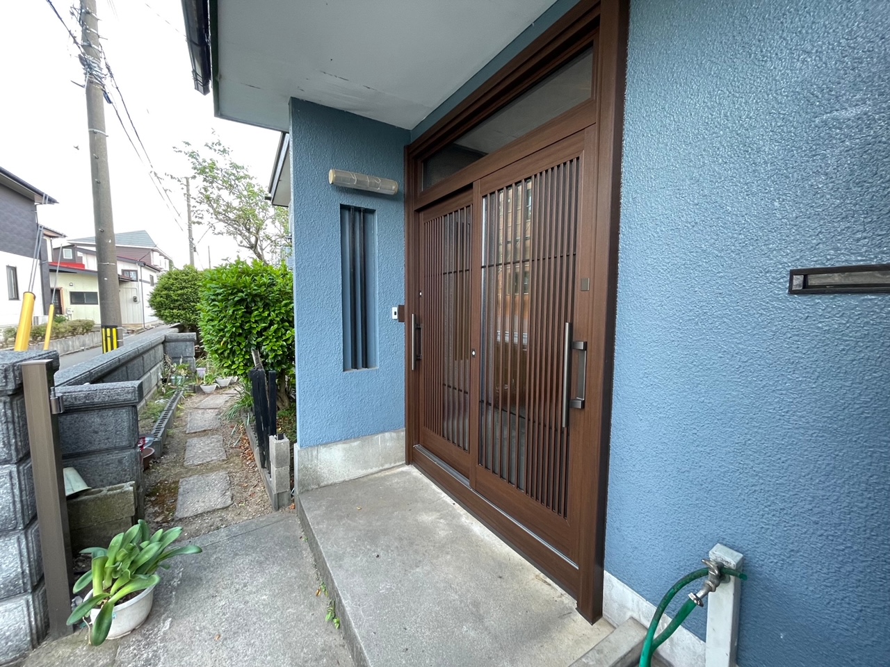 上越市　お家の雰囲気を変える玄関引戸リフォームの施工事例