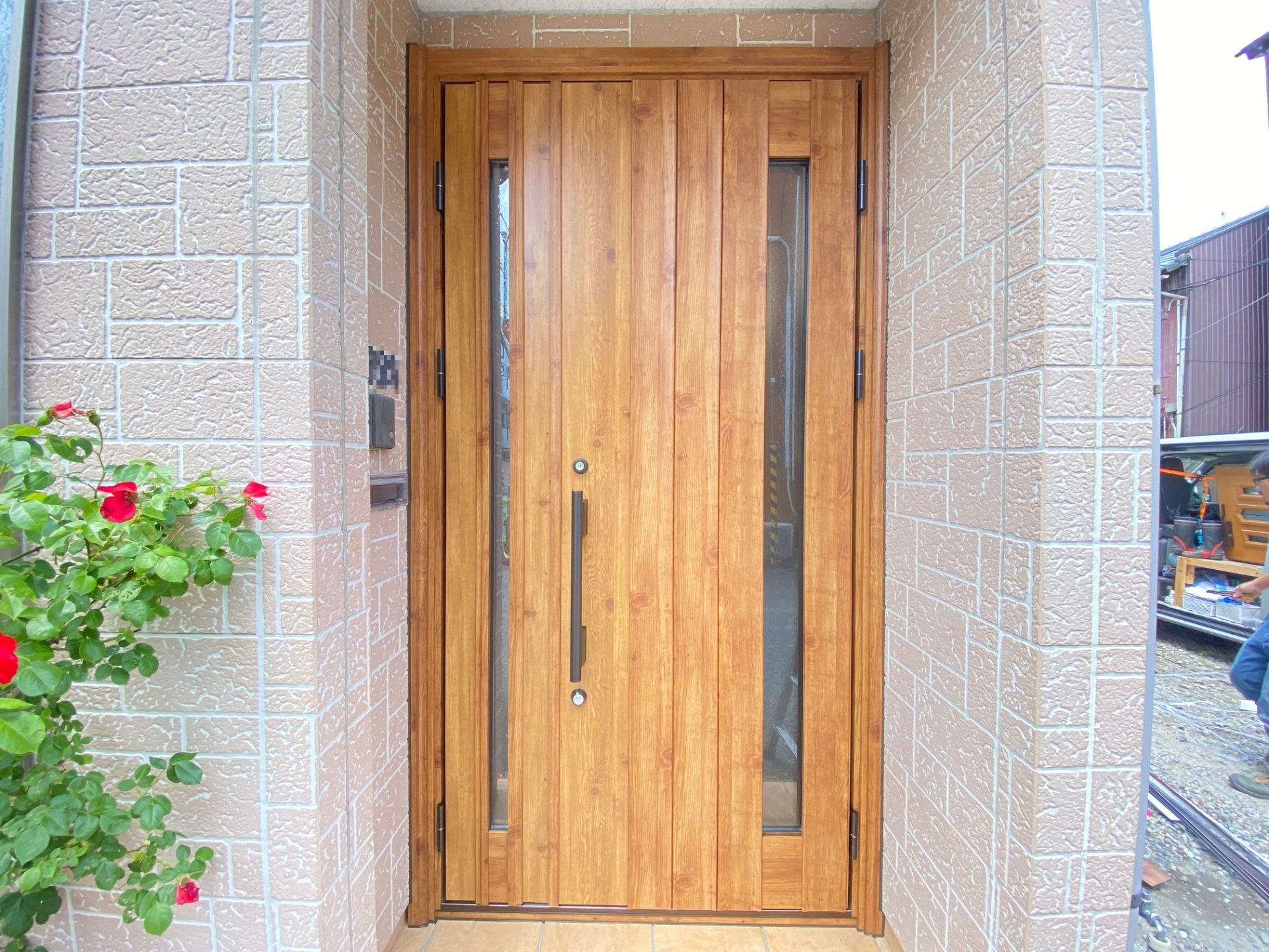 新潟市　木目調で選ぶ新しい玄関ドアの施工事例
