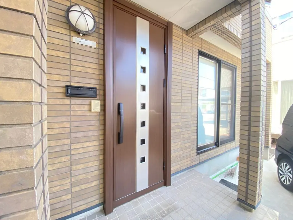 施工後　新潟県新潟市のスマートコントロールキーが導入された新らしい玄関ドア