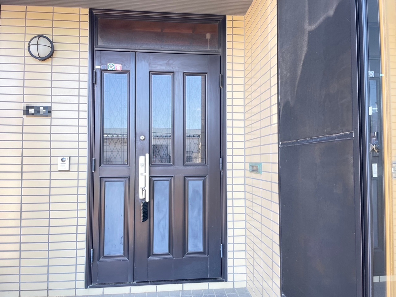 燕市　玄関ドアをお洒落な断熱ドアへ交換の施工事例