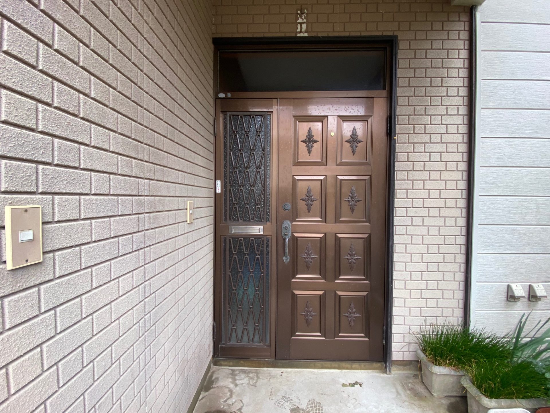 隙間から冷気が侵入する古い玄関ドア