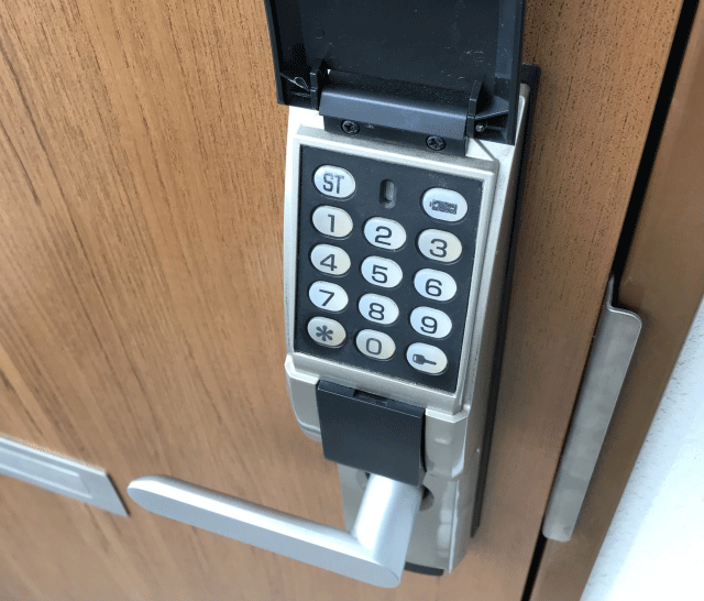 玄関ドアの補助錠