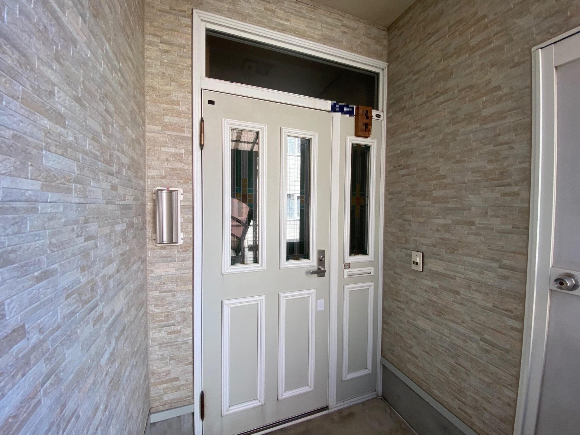 上越市　便利な機能が豊富な新しいYKKAPの玄関ドアの施工事例