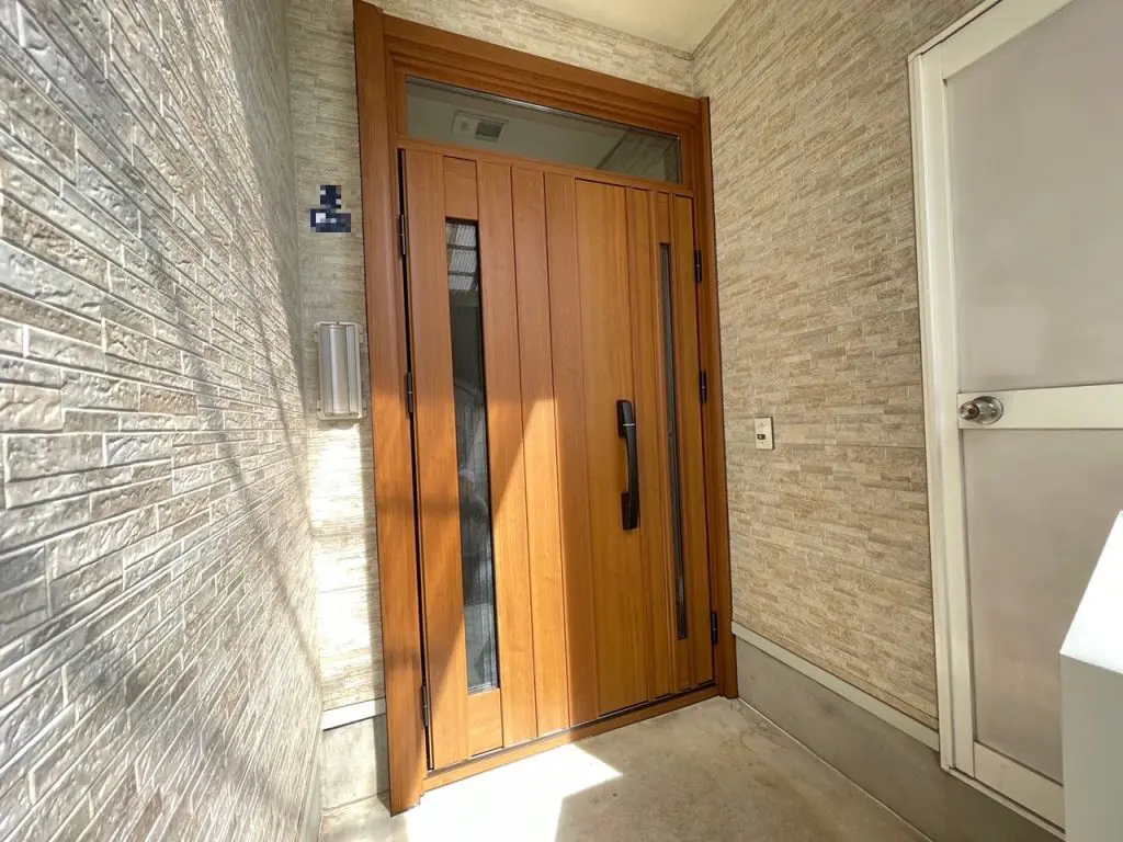 施工後　断熱、採風機能がついた新しい玄関ドア