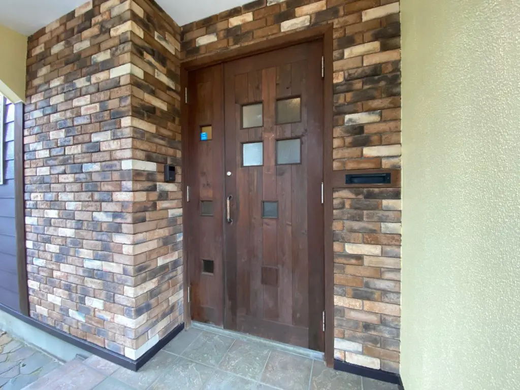 施工前　塗装が剥げた木製玄関ドア