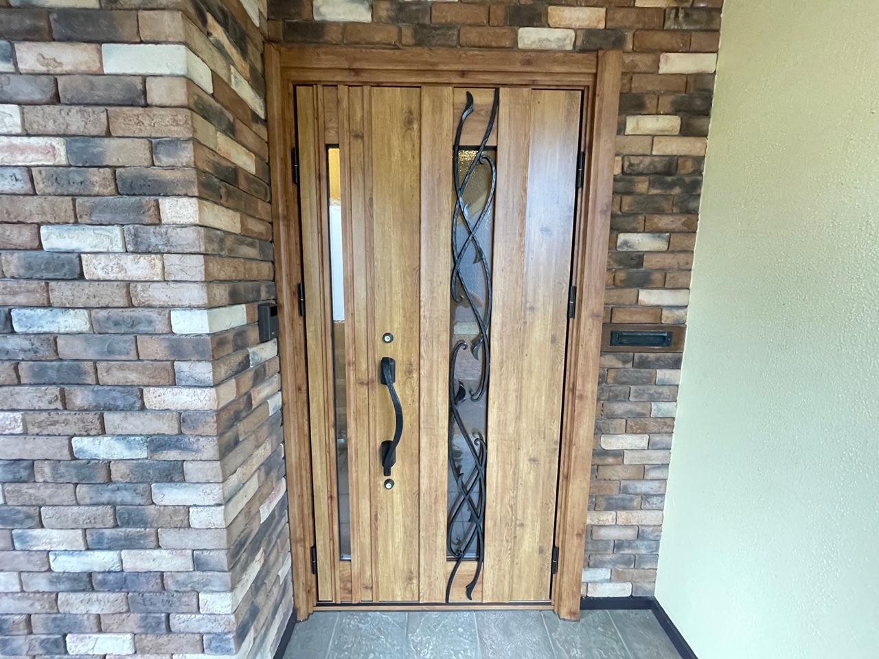 上越市　木製玄関ドアを交換するときのポイント！の施工事例
