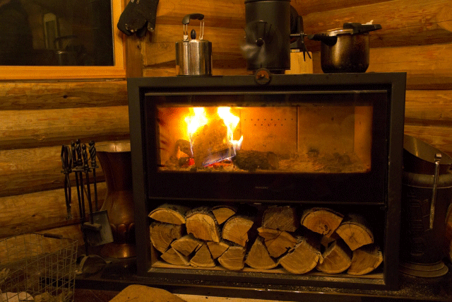 新潟で人気の薪ストーブの魅力！設置方法と結露対策は？ | 新潟の窓