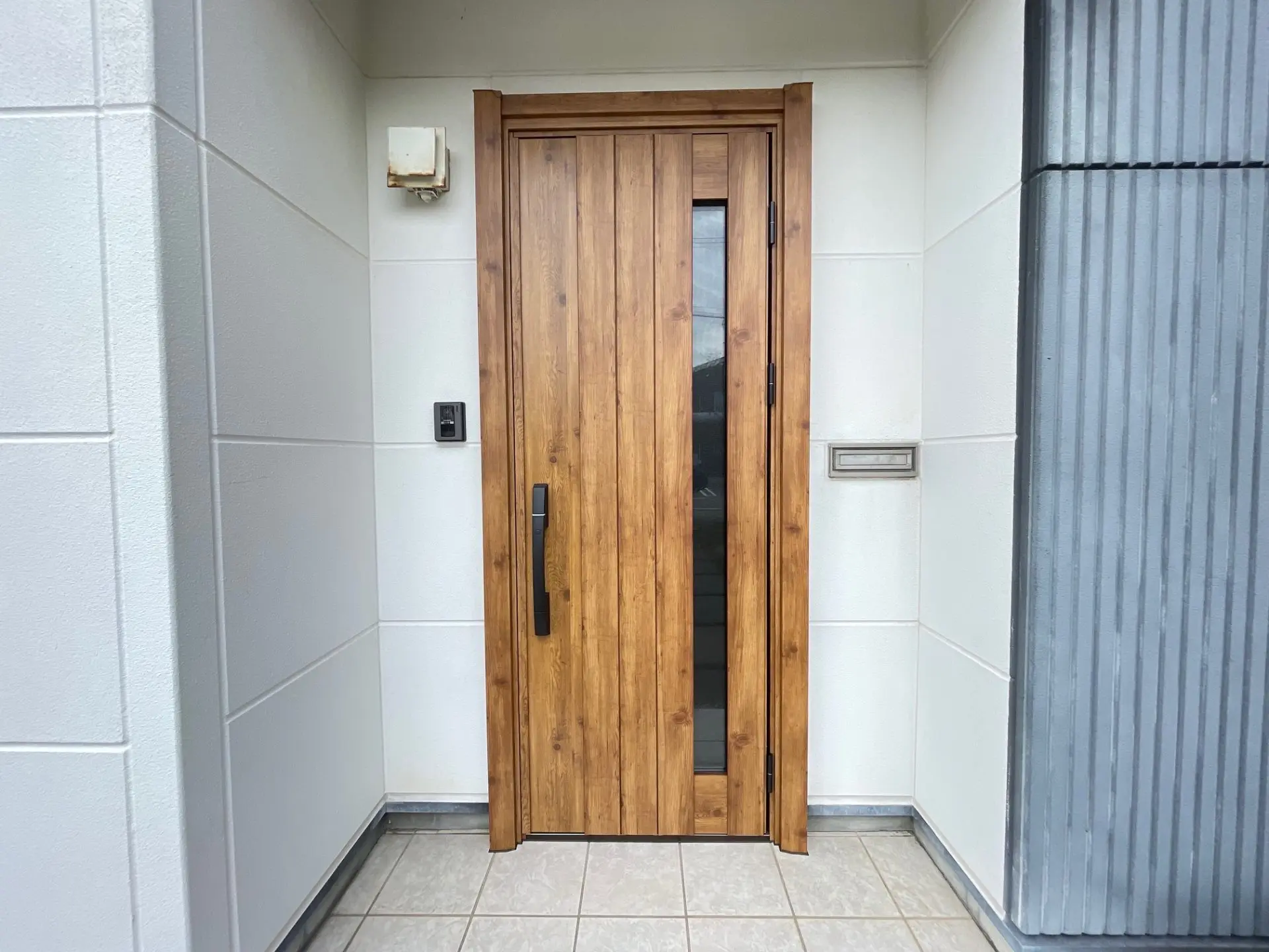 玄関前まで 柏崎市 錆が見え始めた玄関ドアを一新 | 新潟の窓・玄関ドアリフォーム