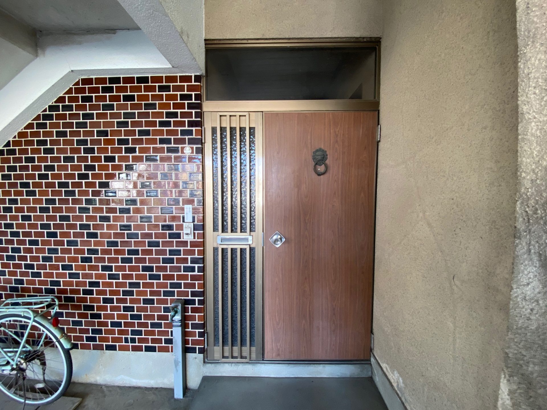 新潟市　職人の技が光る玄関ドアリフォームの施工事例