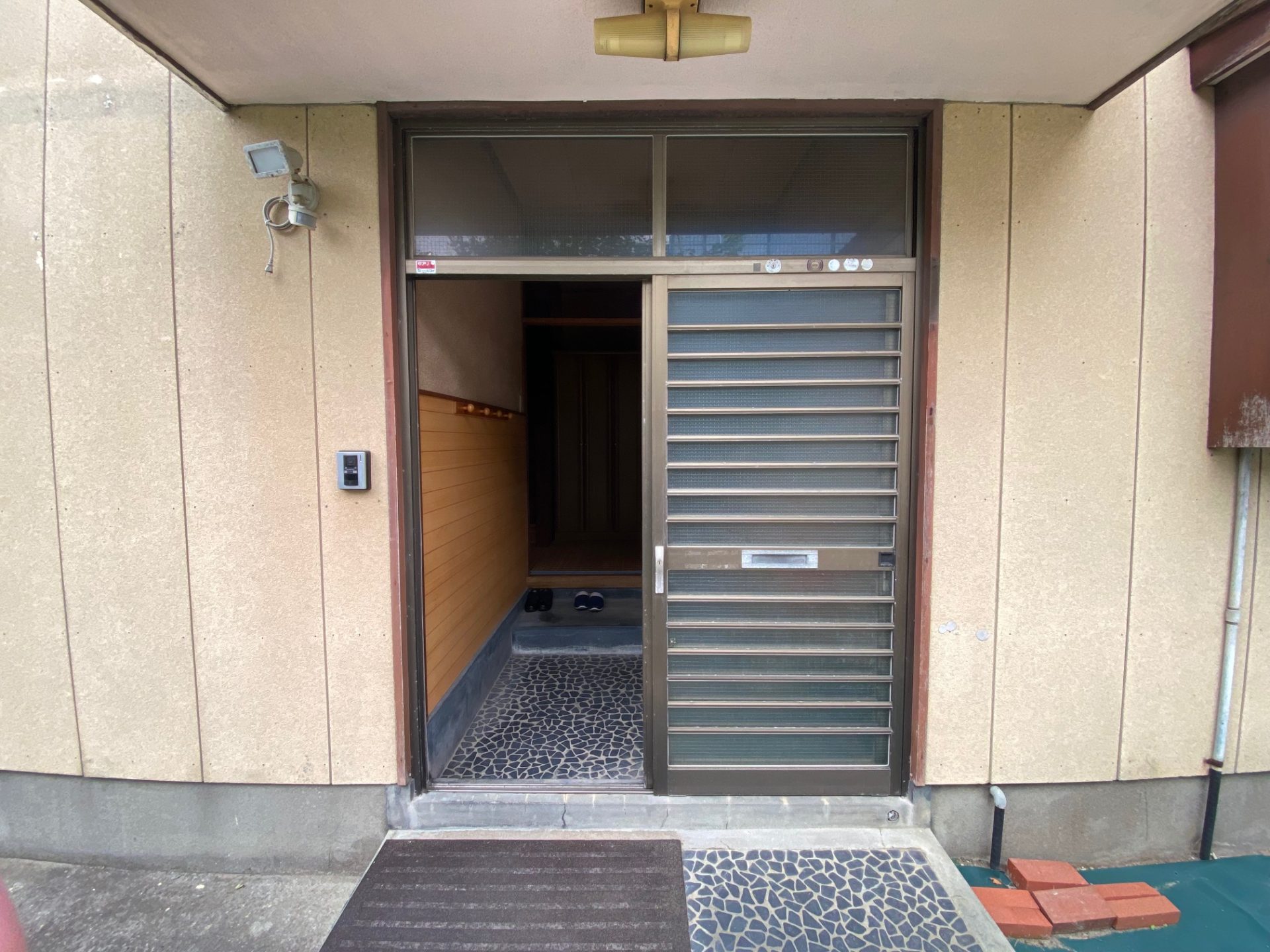 新潟市　バリアフリー化～段差をなくす玄関引戸リフォームの施工事例