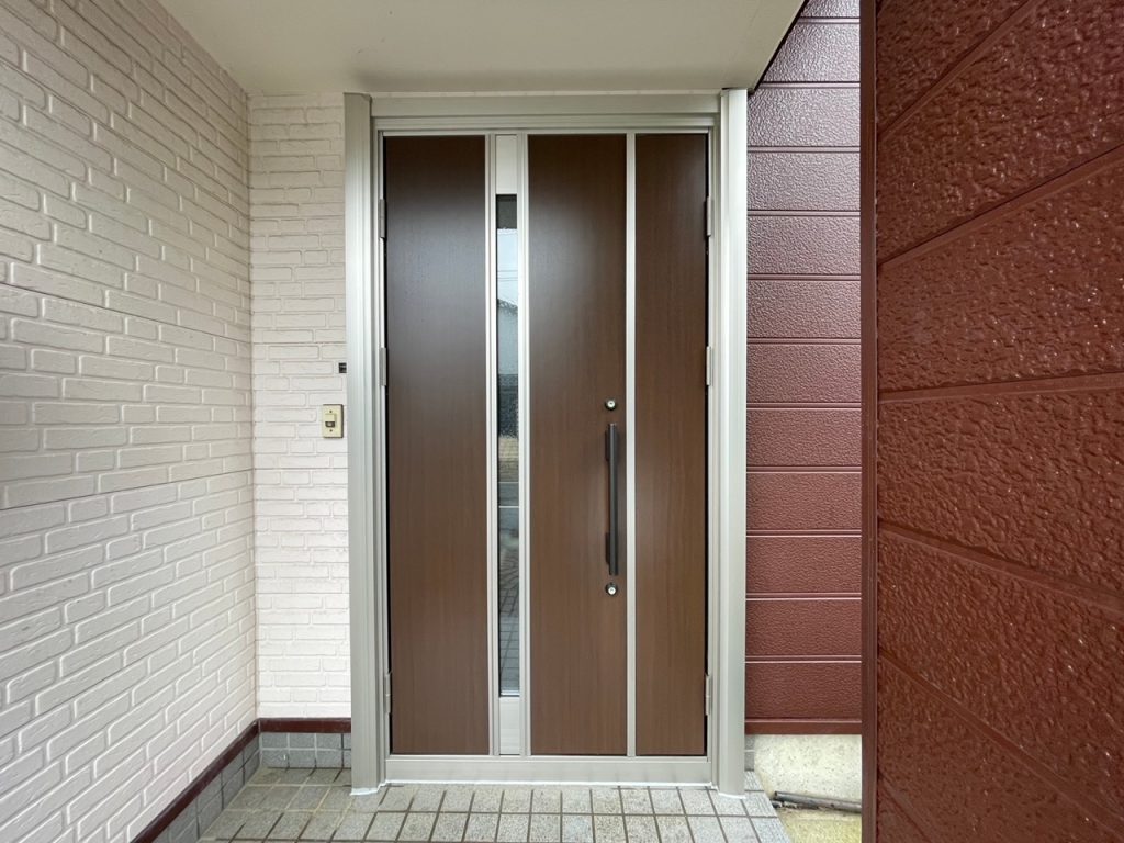 新潟の住宅の玄関ドア