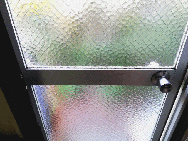 勝手口の扉はアルミドアだけ？ガラスなしや親子ドアにも変えられる