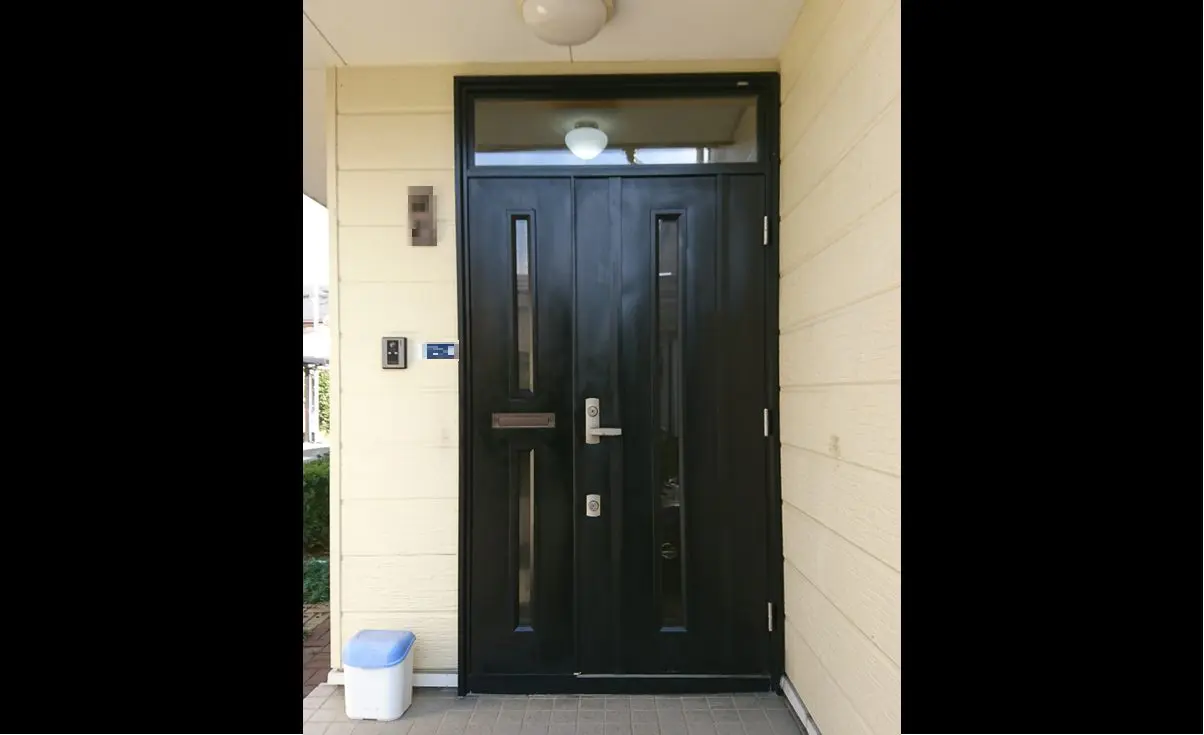 新潟市　寒くて結露していた玄関を断熱ドアへ交換の施工事例　施工前
