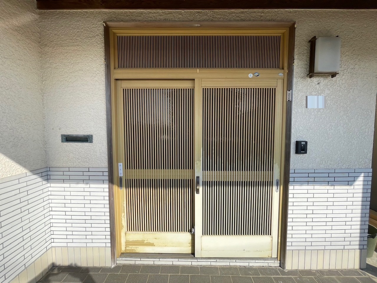 柏崎市　古くて重くなった玄関引戸の交換の施工事例
