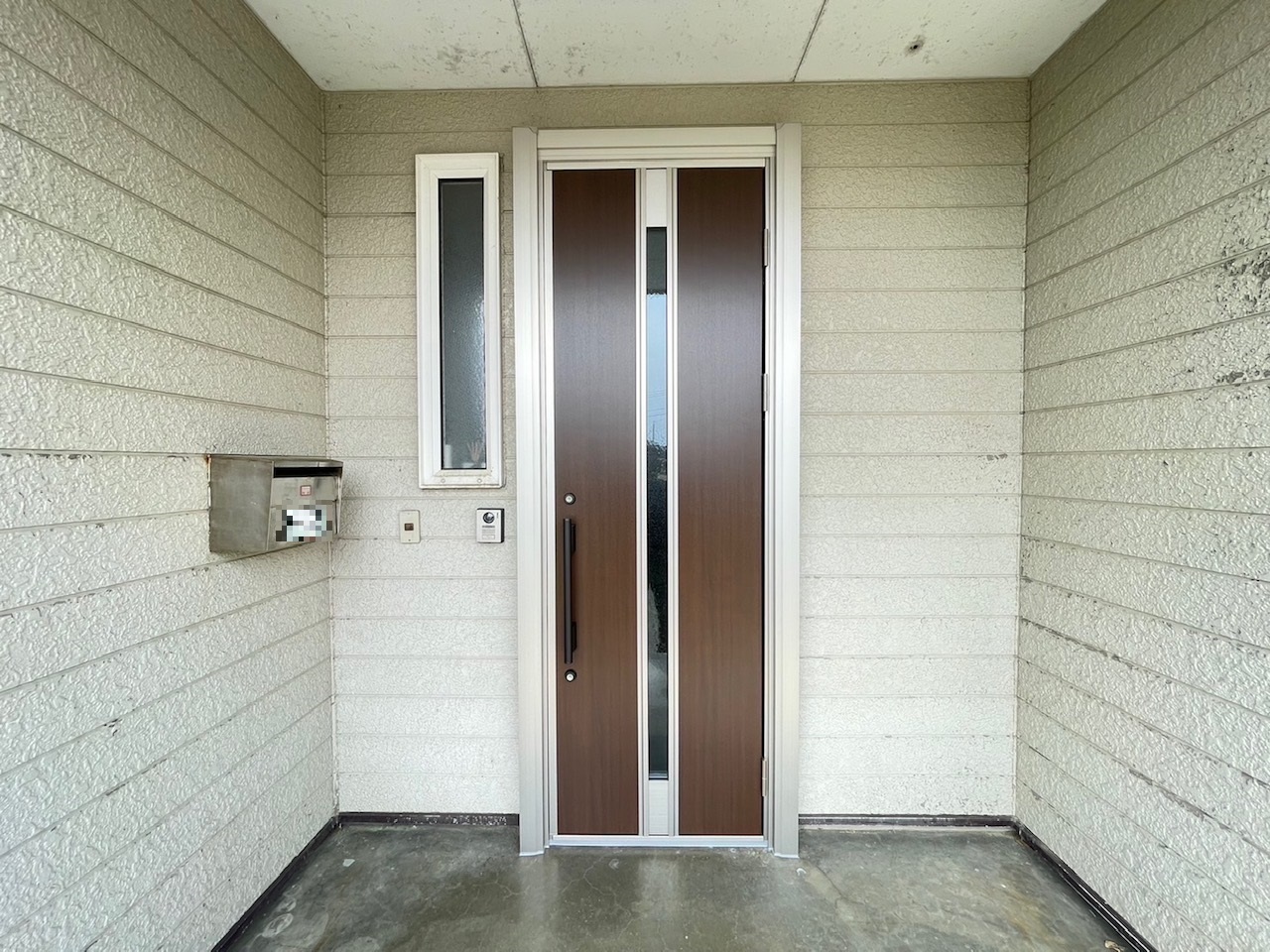 上越市　古くなった玄関ドアを断熱ドアへ交換の施工事例
