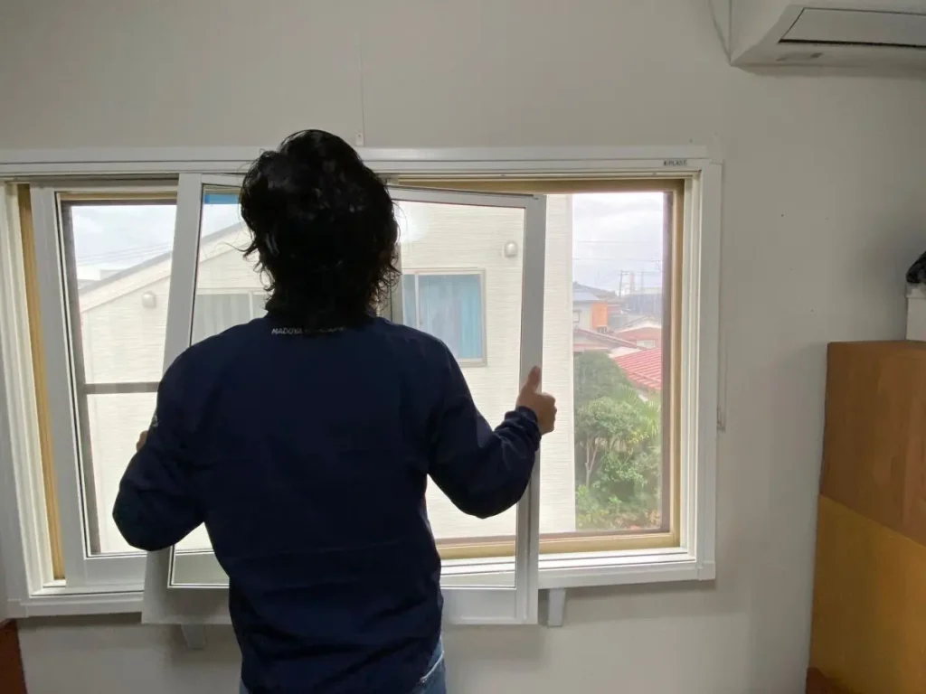 カバー工法での窓交換の作業現場