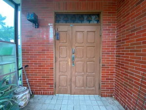 経年劣化した木製玄関ドア
