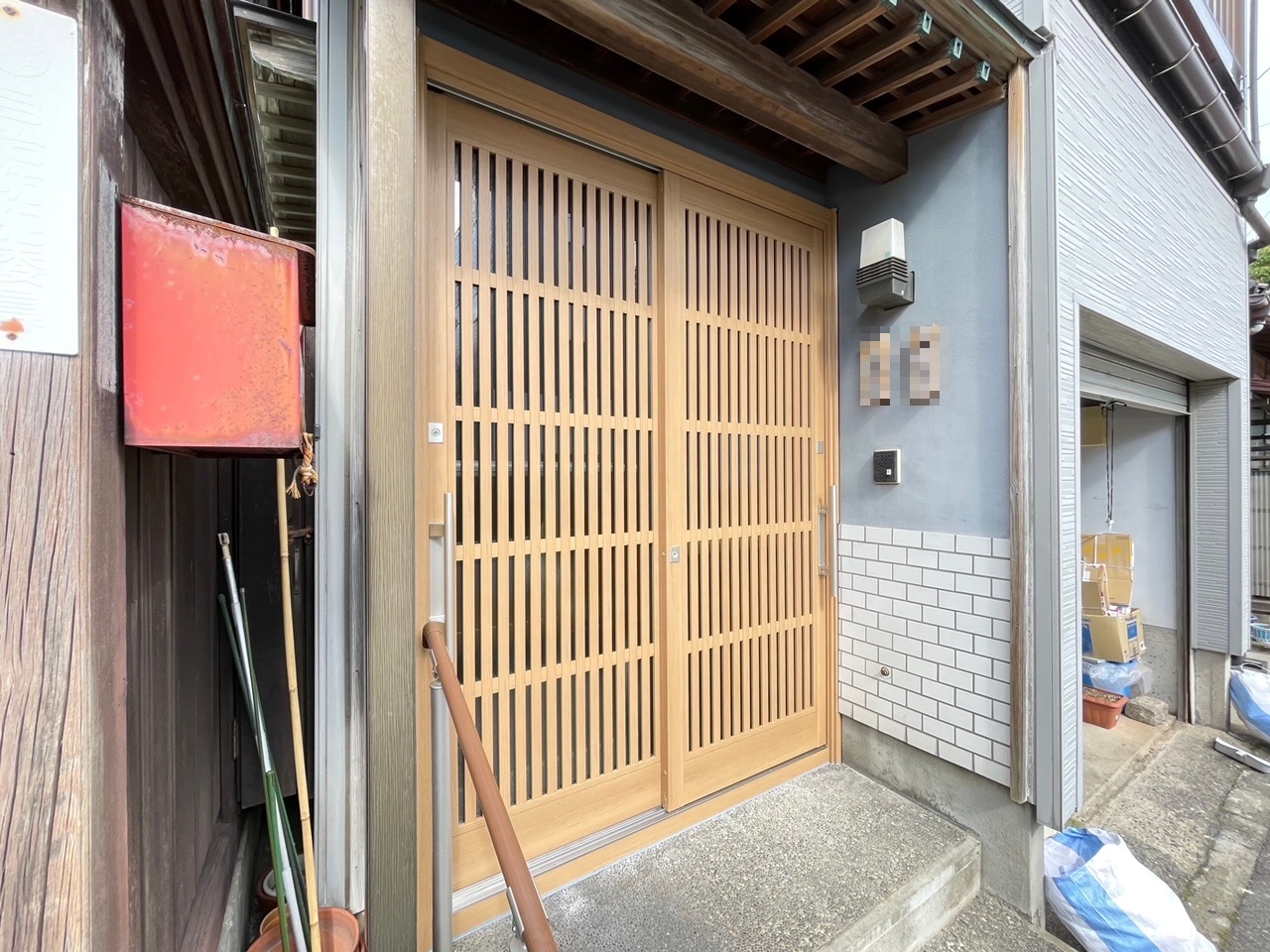 新潟市　日に焼けた玄関引戸をリフォームの施工事例