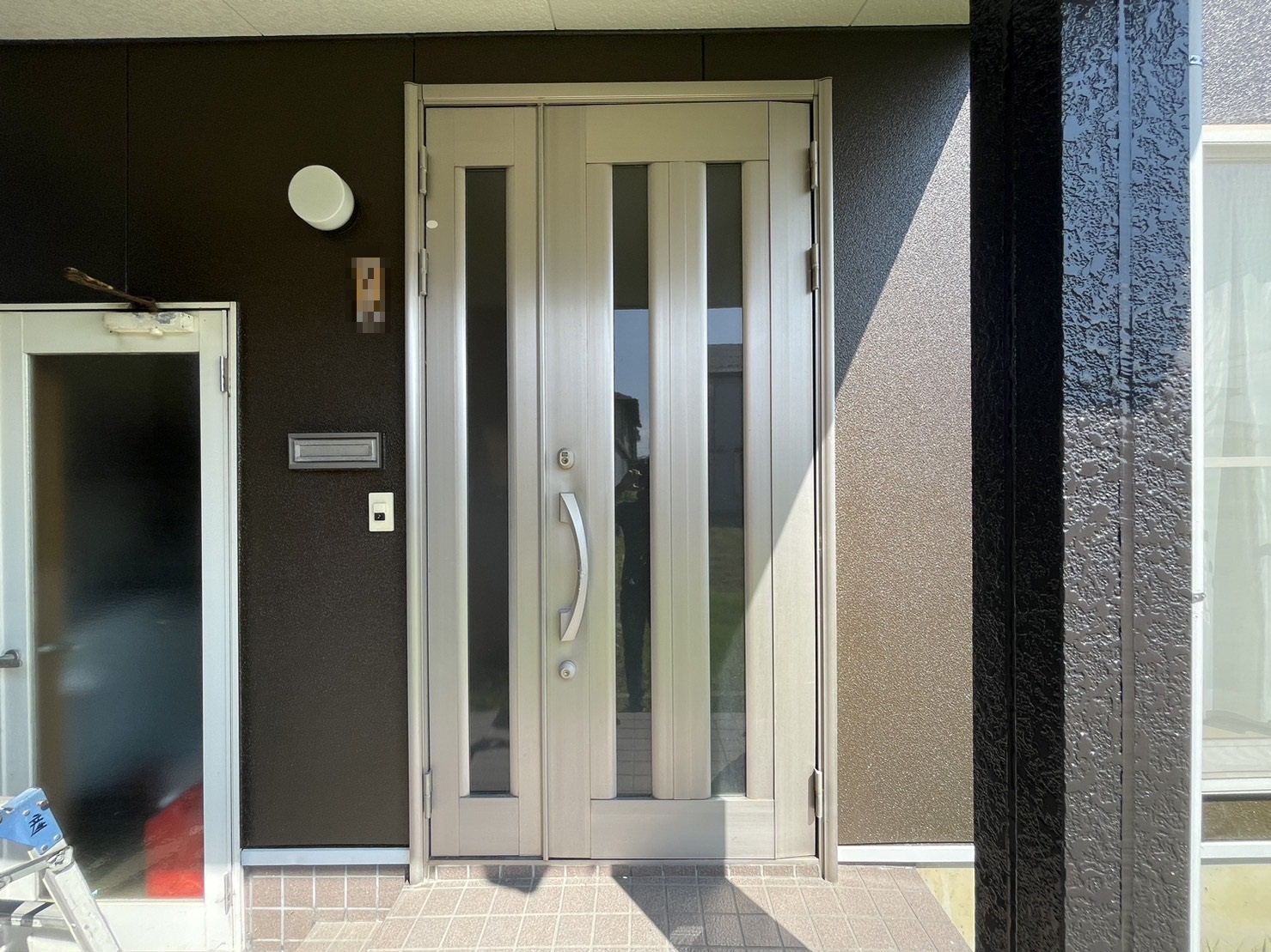 新潟市　木目調がオシャレな玄関ドアの施工事例