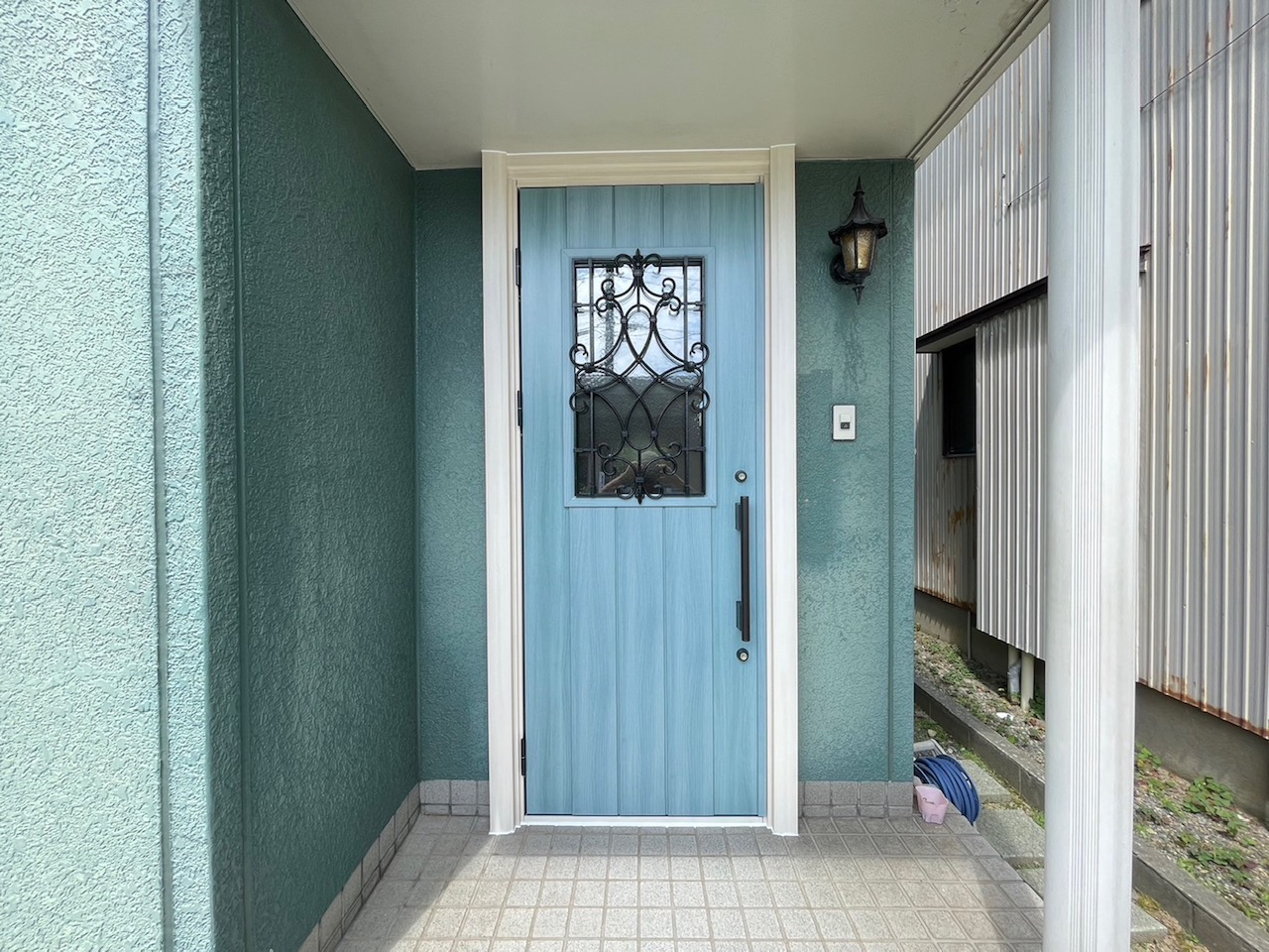 長岡市　ブルーカラーのお洒落な玄関ドアリフォームの施工事例