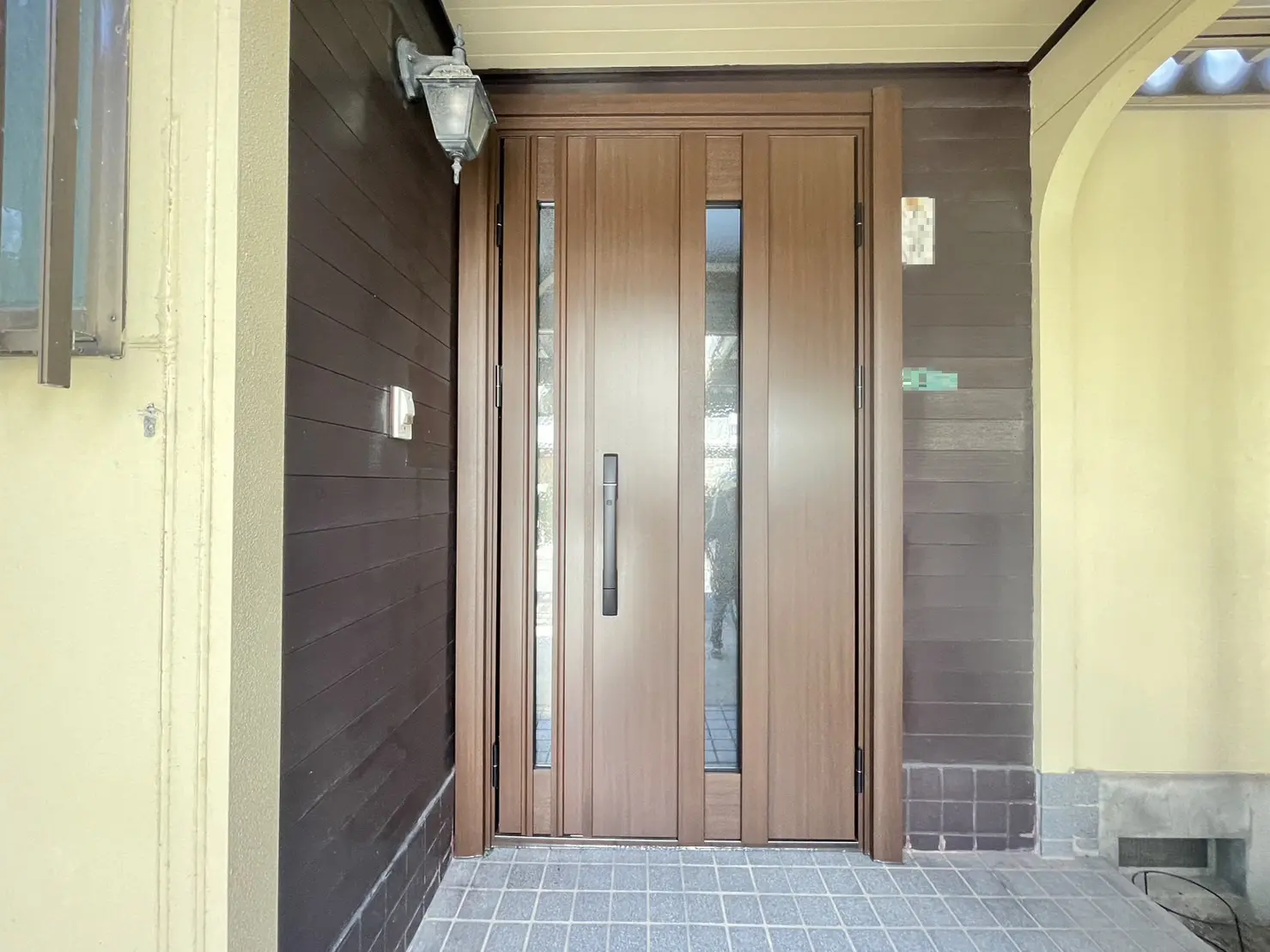 新潟市　古くなった木製玄関ドアの交換の施工事例　施工後