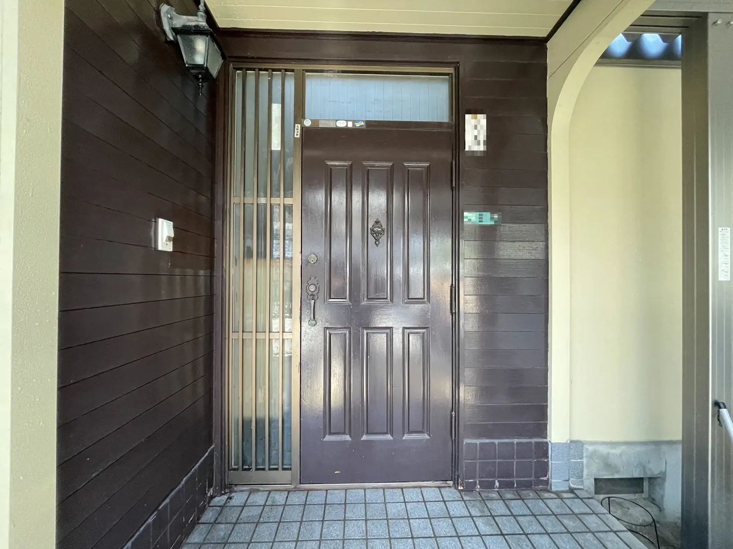 新潟市　古くなった木製玄関ドアの交換の施工事例　施工前