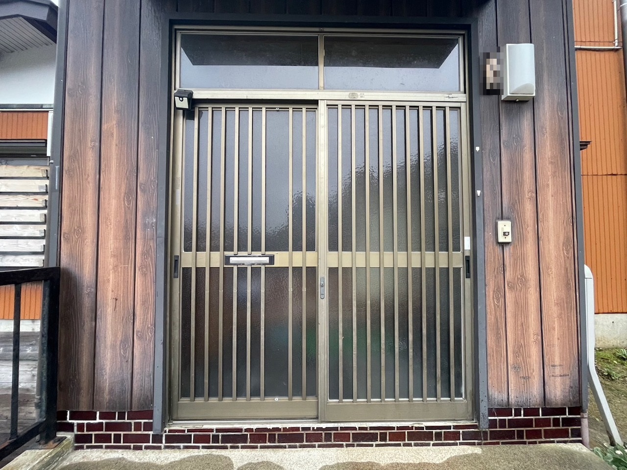 【小千谷市の施工実例】YKKAPドアリモ玄関引戸　古くなった玄関引戸の交換の施工事例