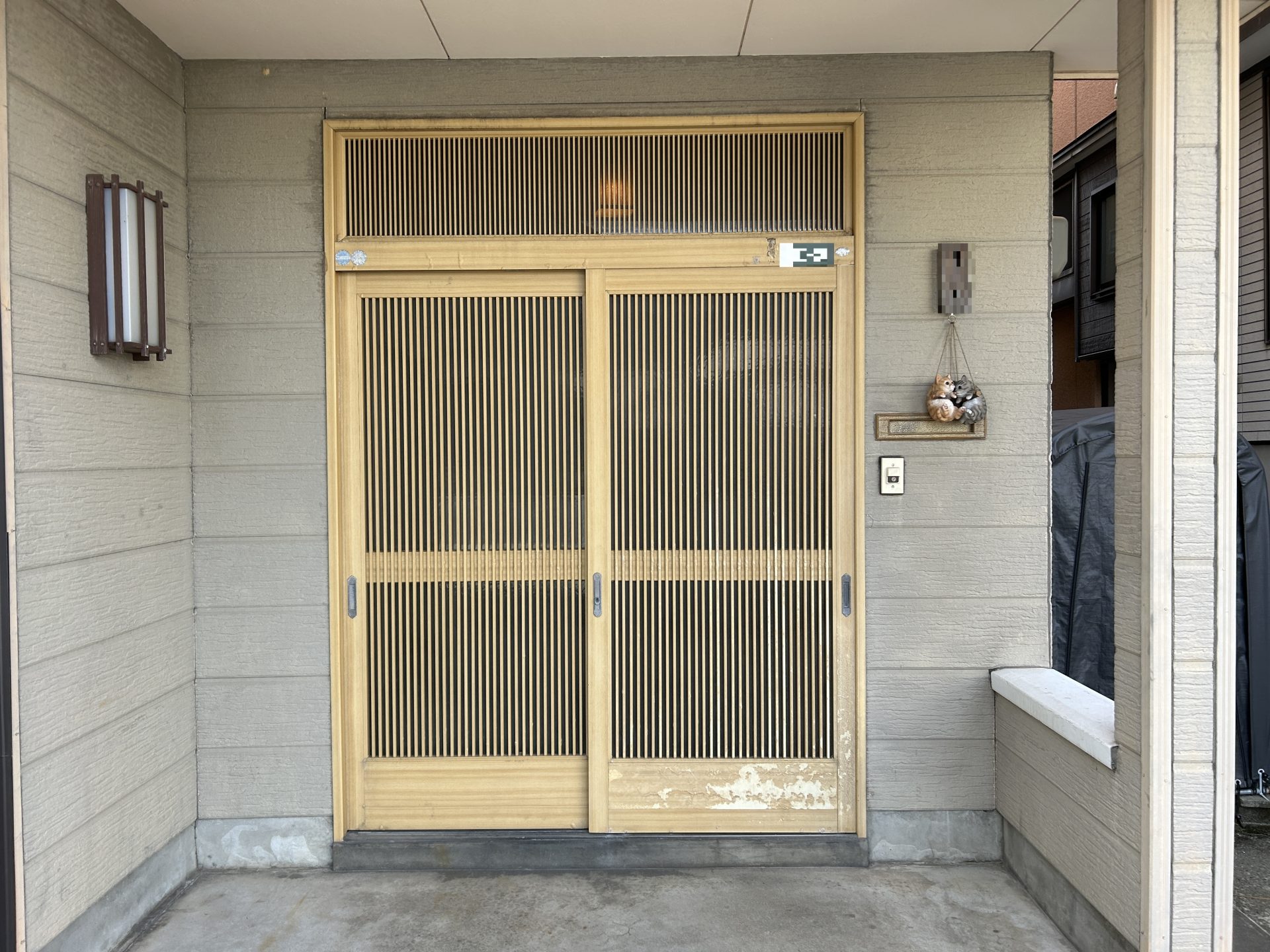 【柏崎市の施工実例】YKKAPドアリモ玄関引戸　日焼けで劣化した玄関引戸のリフォームの施工事例