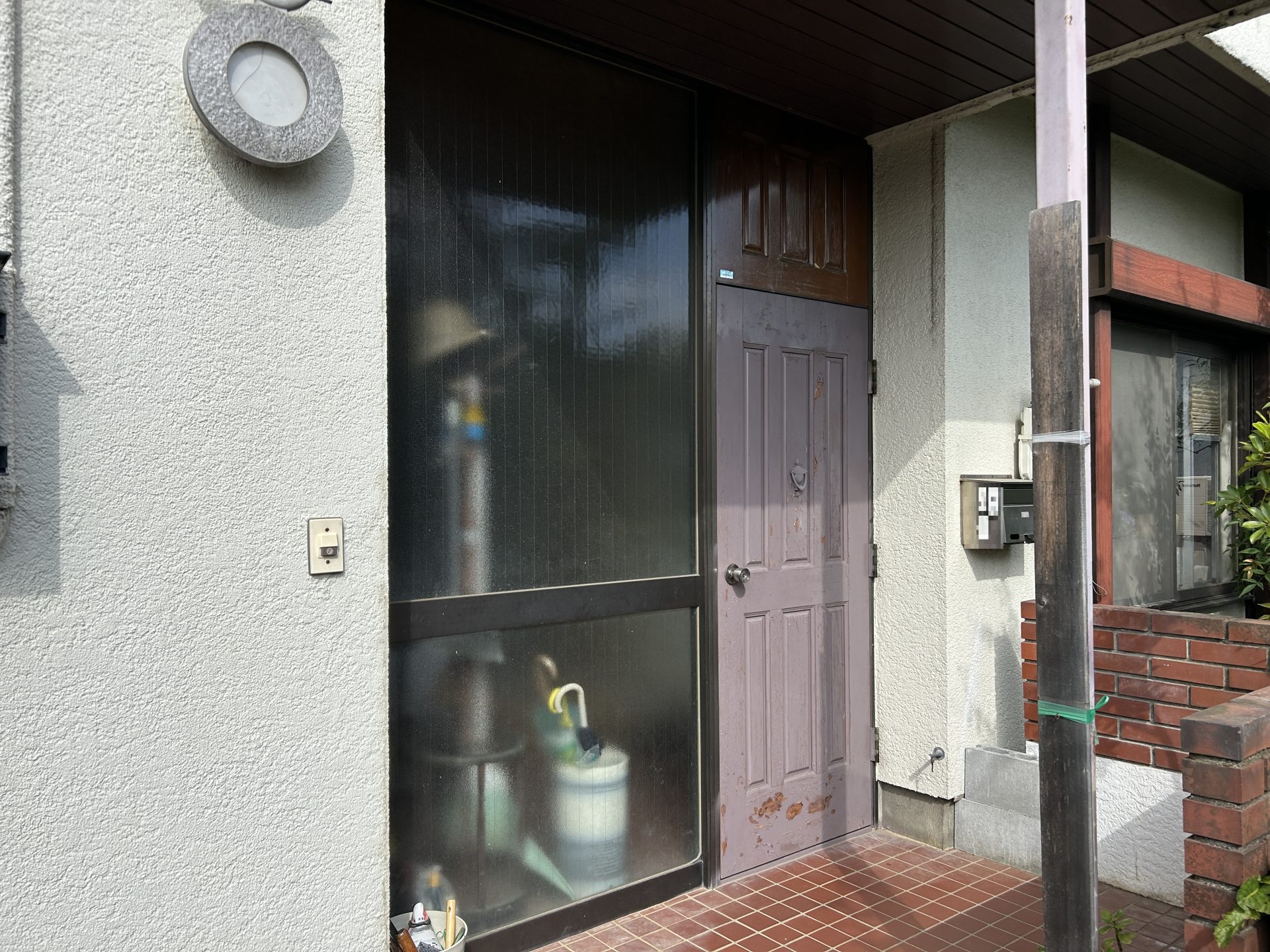 【長岡市の施工実例】YKKAPドアリモ玄関ドア　連窓玄関ドアのリフォームの施工事例