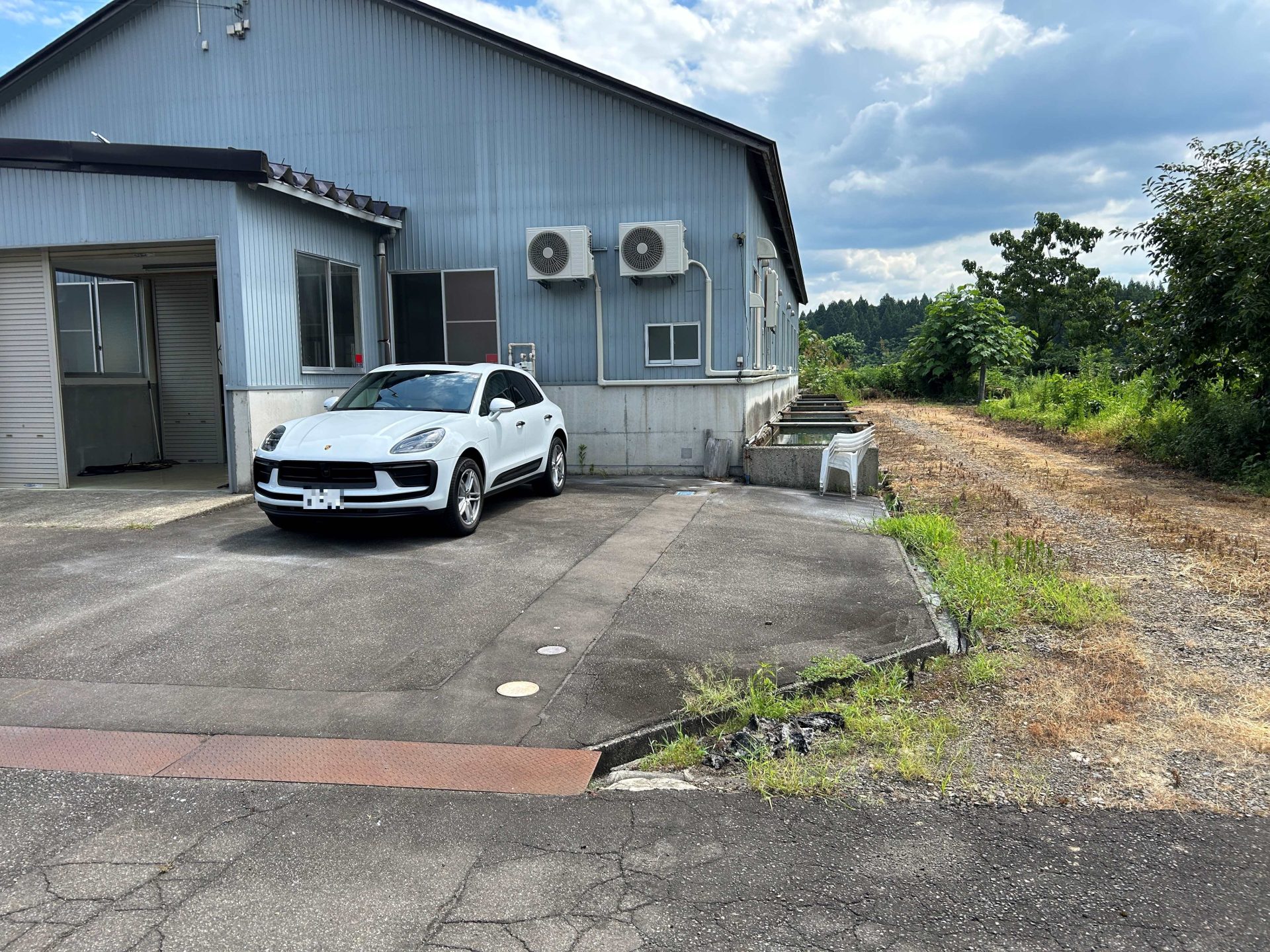 【長岡市の施工実例】YKKAP　ジーポートPro　企業様の駐車スペースにカーポートを設置の施工事例