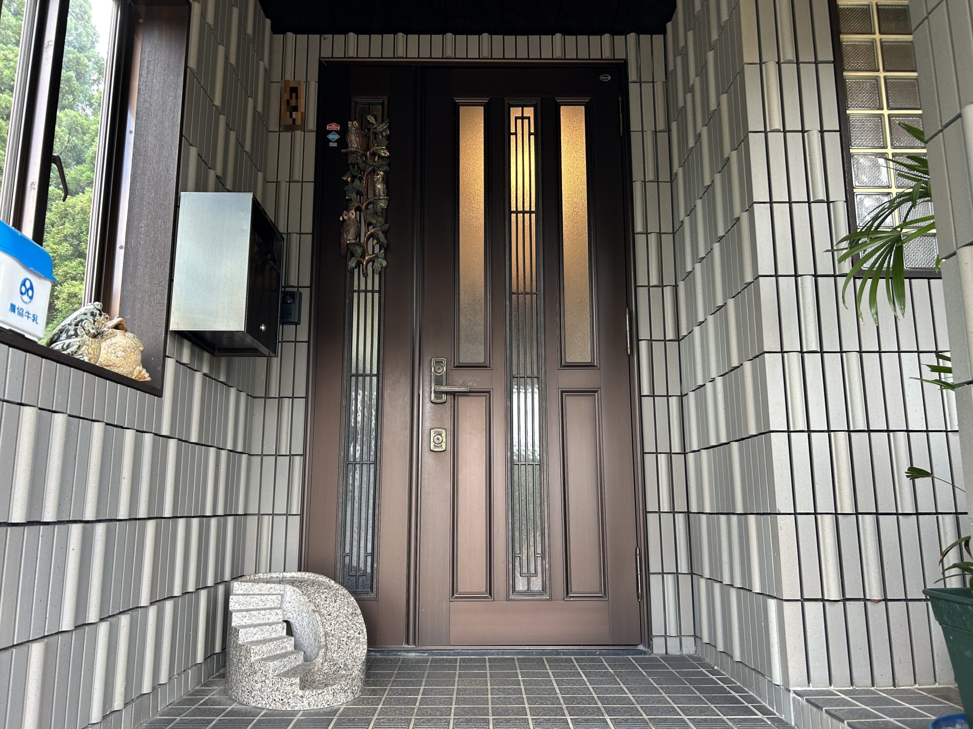 【小千谷市の施工実例】YKKAPドアリモ　外壁タイルと調和した玄関ドアリフォームの施工事例
